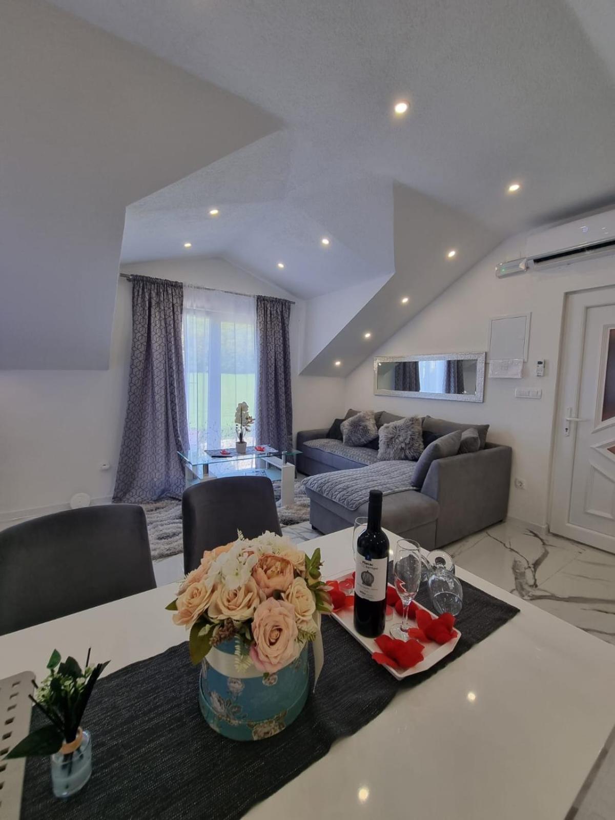 Luxury Apartment Megy Otočac Eksteriør bilde