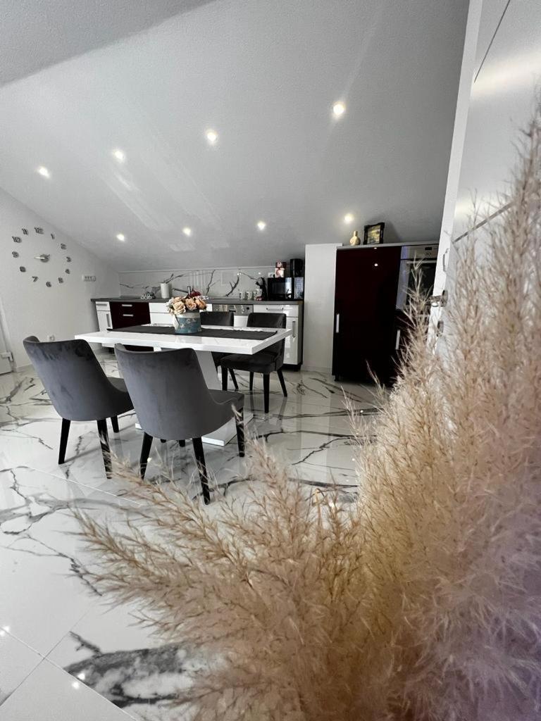 Luxury Apartment Megy Otočac Eksteriør bilde