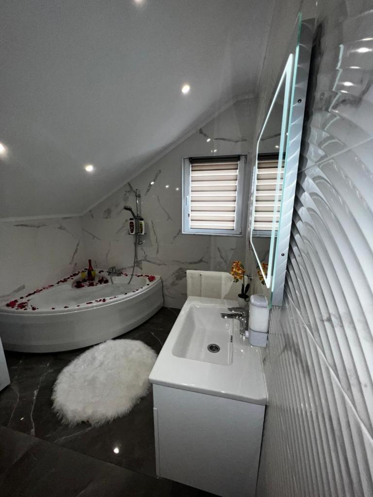 Luxury Apartment Megy Otočac Eksteriør bilde